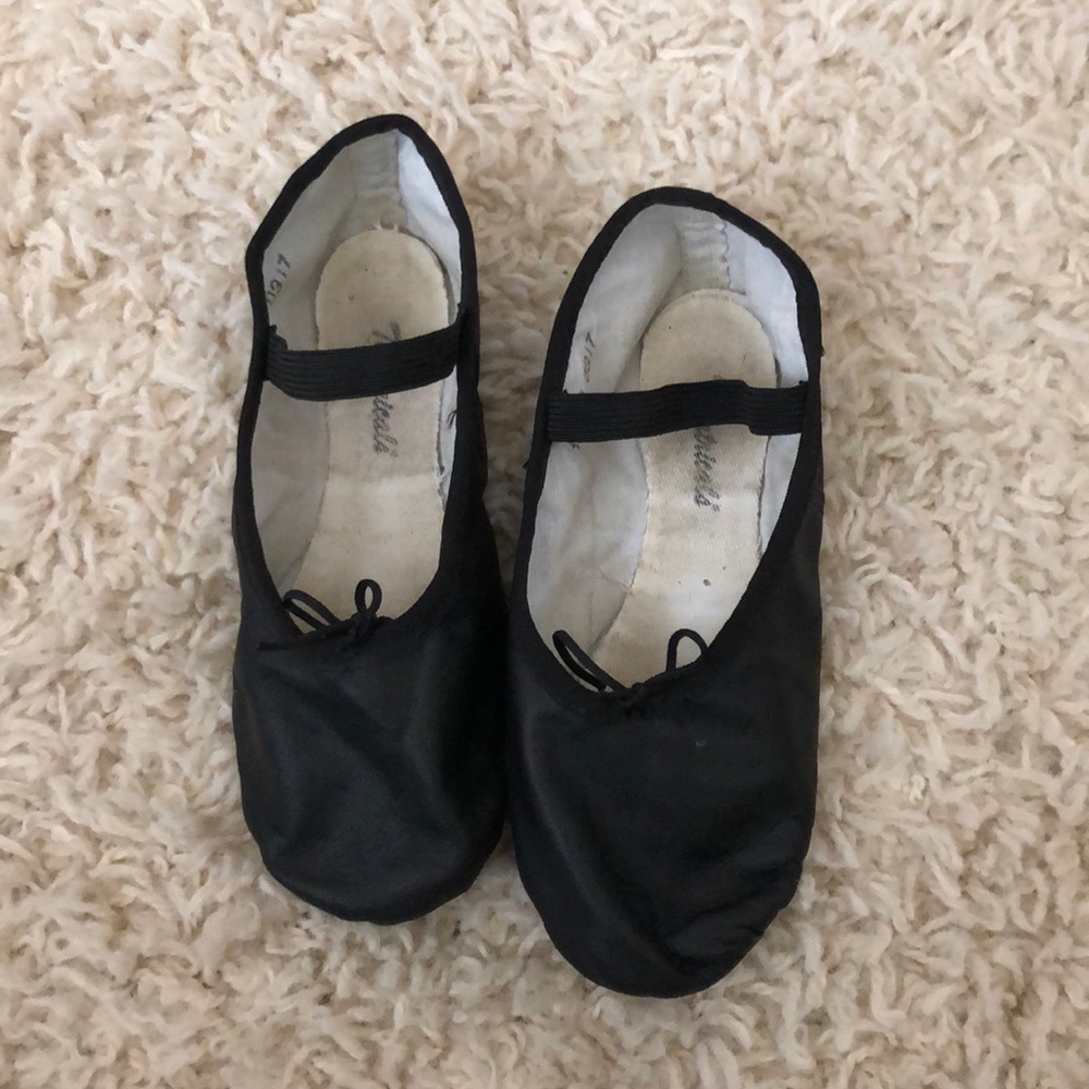Girls black ballet slippers🍁🍁
